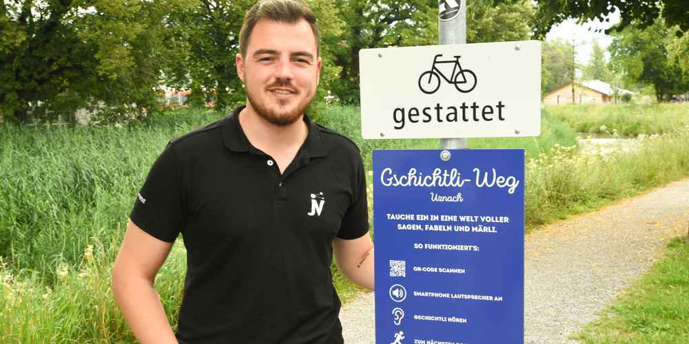 Mario Noser am ersten Posten des Gschichtli-Weg in Uznach.