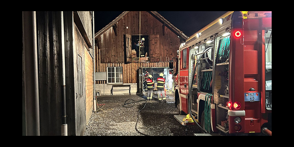 Aus einer Werkstatt in Unteriberg drang Rauch – Der Brand konnte aber rasch gelöscht werden.