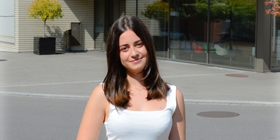 Vanessa Forte ist frischgebackene Kauffrau EFZ, Öffentliche Verwaltung. Im Hintergrund das Uetiker Gemeindehaus.