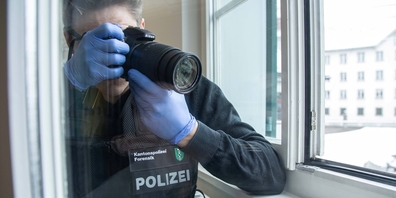 Laut Kantonspolizei St.Gallen drang die Täterschaft gewaltsam über ein Fenster ins Gebäude ein. (Symbolbild)
