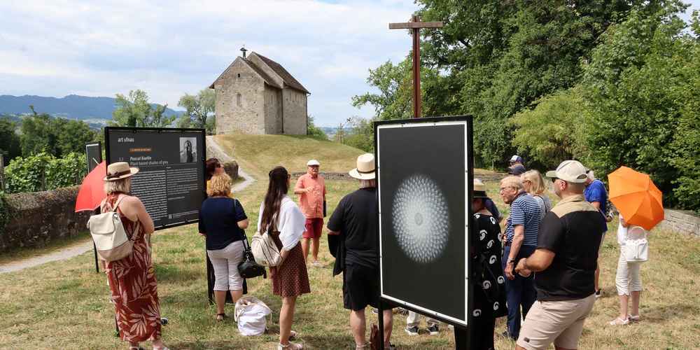 Vor den Fotografien von Pascal Kaelin vermittelt Christopher Ammann die spannende Geschichte der Insel Ufnau.