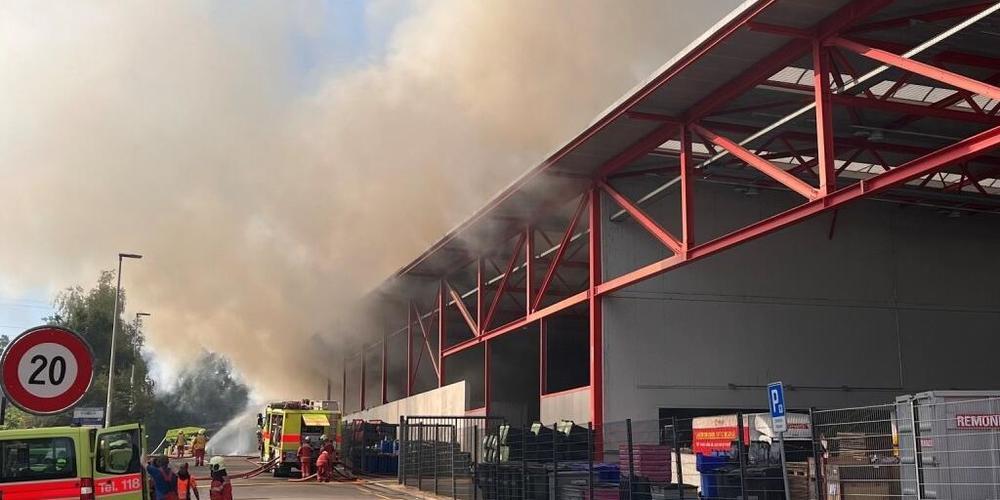 Dichter Rauch und ein unangenehmer Duft hingen im Raum Wallisellen nach einem Brand in der Luft.