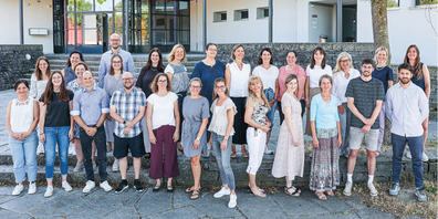 Hinten von links: Michele Berhalter, KG Bienenstrasse, Rebecca Andreoli, Neuhof; Daniel Mathieu SL Herrenhof, Anastasia Feiler, OS Uzeschuel, Franziska Alpiger, Henau/Algetshausen, Susanne Schönenberger, OS Uzeschuel, Susanne Fässler, Herrenhof, Michaela Fraefel Chialina, KG Henau, Fabienne Eggenberger, KG Kindergartenweg, Dominique Schneider, Neuhof, Bea Kurzbauer, OS Uze, Angelika Giezendanner, KG Fichten, Thalia Hildenbrand, Henau | Mitte von links: Claudia Schmidt, KG Bienenstrasse, Hanna Hanspeter, Neuhof | Vorne von links: Jeta Zajmi, SHP Herrenhof, Laura Vettiger, Neuhof, Gilles Allenspach, SL Uzeschuel, Stephan Enz, Schöntal Integrationsklasse, Anina Scherrer, Kirchstrasse, Corinne Wyler, Henau, Larissa Blatter, Logopädin, Susanne Tezza, Neuhof, Rahel Münch, KG Bienenstrasse, Juliette Moos, OS Uzeschuel, Fabian Nussbaumer OS Uzeschuel, Dario Ruckli, Neuhof.