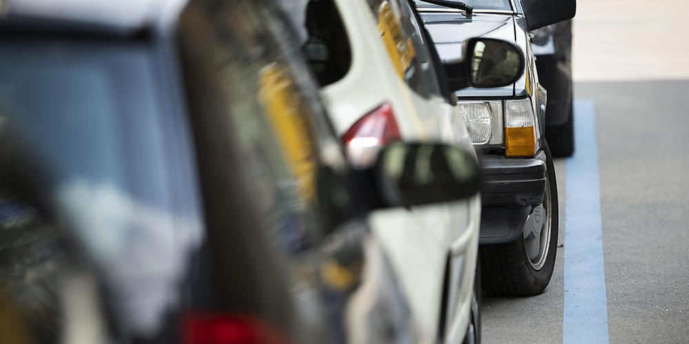 Die Parkplätze in der Blauen Zone werden in Zürich reduziert. Anwohner sollen für Jahreskarten bald deutlich tiefer in die Tasche greifen. (Symbolbild)