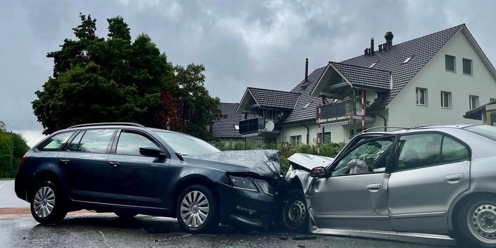 Mit voller Wucht ineinander geprallt: Zwei Autos in Regensdorf, deren Fahrerin und Fahrer beide verletzt ins Spital gebracht werden mussten.