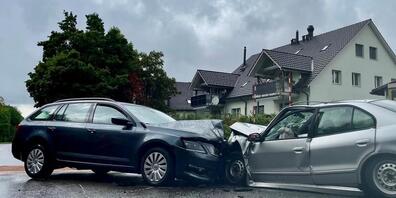 Mit voller Wucht ineinander geprallt: Zwei Autos in Regensdorf, deren Fahrerin und Fahrer beide verletzt ins Spital gebracht werden mussten.