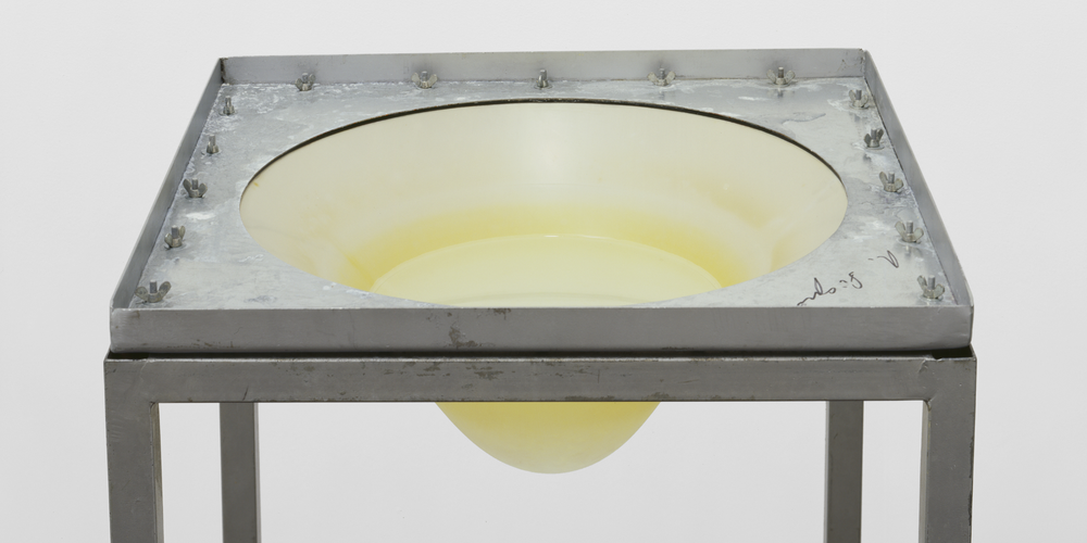 Grosser Tropfen von Roman Signer, 1973 25 l Wasser.