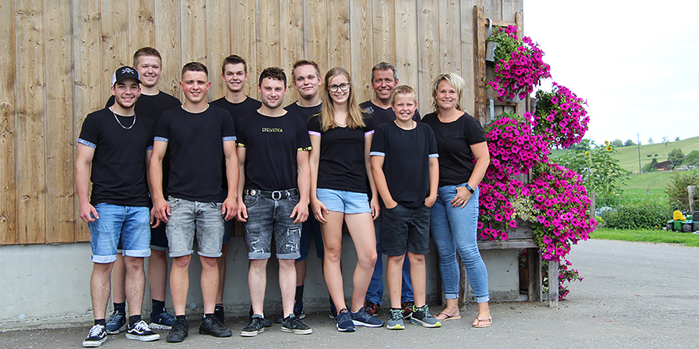 Die Fasnachtsgruppe Ruächnicheibä und die Bauernfamilie Schnellmann vom Kromenhof in Wangen spannen für den 1.-August-Brunch zusammen.