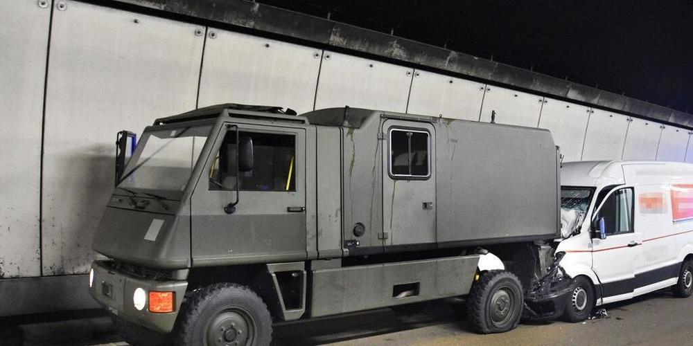 Die Kantonspolizei Nidwalden rückte am Donnerstagmorgen zu einem Verkehrsunfall im Seelisbergtunnel in Emmetten aus.