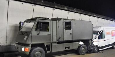 Die Kantonspolizei Nidwalden rückte am Donnerstagmorgen zu einem Verkehrsunfall im Seelisbergtunnel in Emmetten aus.