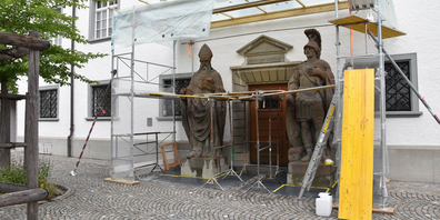 Die Heiligen Desiderius und Mauritius vor der Galluskapelle im Stiftsbezirk St.Gallen.
