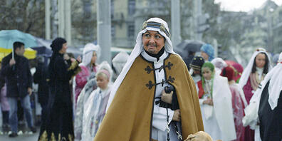 Der Regierungsrat will sich zur Kostümwahl der Zünfter am Sechseläuten nicht äussern. Im Bild ein Mitglied der Zunft zur Kämbel, die sich als Araber verkleidet. Dazu gehören auch braun geschminkte Gesichter. (Archivbild)