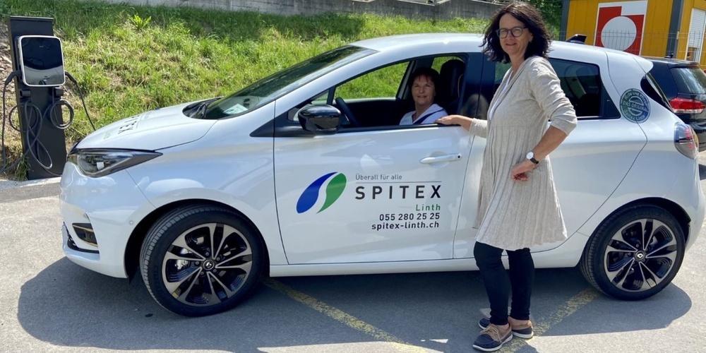 Pflegefachfrau Anni Büsser und Gemeindepräsidentin Gabriela Tremp (r.) freuen sich über die neu in Schänis stationierten Spitexautos.