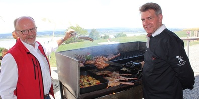 Grillexperte Christian Kindl (rechts) zaubert mit der Unterstützung von Urs Schär (links) ein Mehr-Gänge-Menü der Extraklasse. 