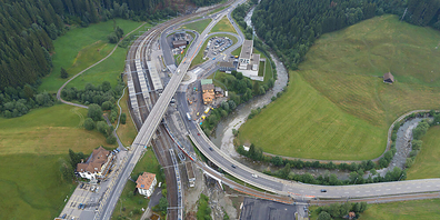 Der Verkehrsknoten Biberbrugg von oben. 