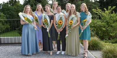 Sie sind stolz auf den erfolgreichen Abschluss der Ausbildung im Spital Wil (v.l.): Jaël Vils (FaGe, Oberbüren), Janine Stutz (FaGe, Ebnat-Kappel), Julia Wüger (FaGe, Algetshausen), Celine Künzle (FaGe, St. Margarethen TG), Julia Maisano (Kauffrau, E-Profil, Gossau SG), Seraina Kuhn (FaGe, Dietfurt), Renata Bissig (FaGe, Bazenheid), Enya Artho (FaGe, Sirnach) Nicht auf dem Bild: Vanessa Wittenwiler (Fachfrau Hauswirtschaft, Brunnadern), Raphaela Fritsche (FaGe, Wil SG), Leonie Baumgartner (Fachmatura Gesundheit, Ettenhausen TG), Geraldine Unternährer (Fachmatura Gesundheit, Algetshausen)