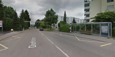 Die Zumiker Dorfstrasse im Bereich der Bushaltestelle «Waltikon», die nun ebenfalls später saniert wird. (Archivbild)