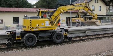 Bei Bahnbaustellen im Gleisbereich können Schienenbagger zum Einsatz kommen. (Symbolbild)