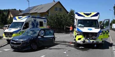 Ein Rettungswagen auf Dringlichkeitsfahrt kollidierte mit einem Pkw
