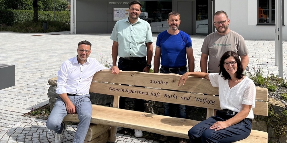 Die «Partnerschaftsbank» aus Rüthi vor dem Wolfegger Rathaus