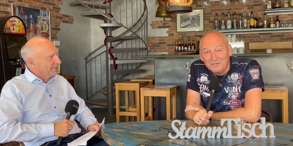 Der Schmerkner Comedian, Moderator und Entertainer Cony Sutter (r.) spricht im Ahoi mit Rolf Lutz über sein bisheriges Leben – und seine Pläne.