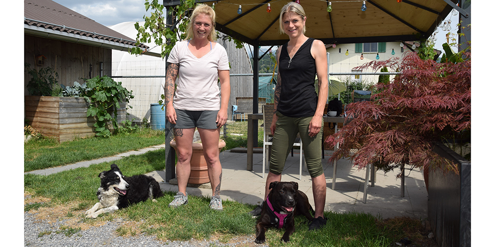 Carmen Hässig (l.) mit Border Collie Kerry und Miriam Ulrich mit Pitbull-Hündin Aschei.