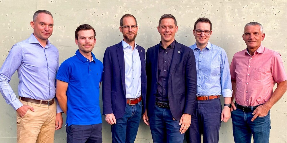 Von links: Nägeli Pascal, Unternehmer, Wirtschaftsinformatiker, Kirchberg – Raschle Patrik, Hochbau-Vorarbeiter HF, Präsident Die Mitte Bütschwil-Ganterschwil, Bütschwil –  Ledergerber Michael, Betriebsökonom, Gemeinderat, Necker – Müller Mathias, Stadtpräsident, Klangweltpräsident, Kantonsrat, Lichtensteig – Zingg Silvan, pat. Rechtsagent, Gemeindeschreiber/Verwaltungsleiter, Bazenheid –  Widmer Andreas, Geschäftsführer, ehem. Kantonsrat, Mühlrüti