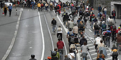 Die Critical Mass darf künftig nicht mehr ohne Bewilligung durch Zürich fahren. (Archivbild)
