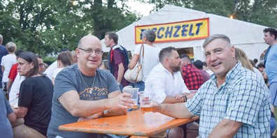 In Erinnerungen schwelgen die Kollegen Heinz Hafner (l.) und Martin Bischof. Gemeinsam gingen sie in Diessenhofen in die Schule. Seit jeher sind sie Stammgäste des Rheinfestes im Sommer. 