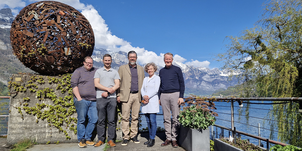 Die dreiköpfige Geschäftsleitung mit den beiden Gründern: Therry Wüthrich, Mathias  Seiwald und Daniel Grünenfelder mit Esther und Dieter von Ziegler (von links).