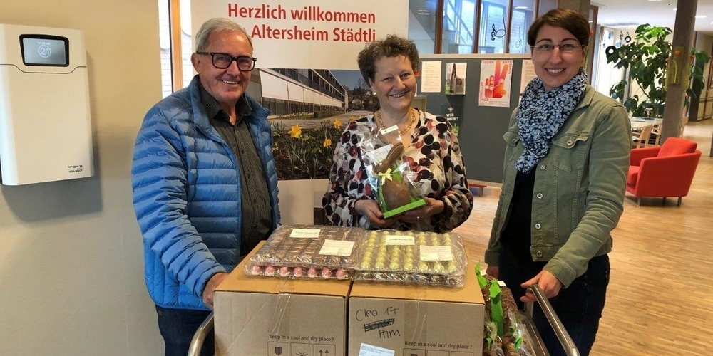 Verspäteter Ostergruss: Der Kiwanis Club Benken-Linth überbrachte Schoggi-Hasen und -Eier von Läderach, hier im Uzner Altersheim Städtli.