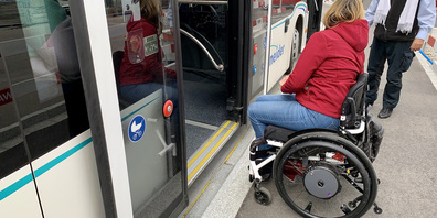 Der barrierefreie Zugang zum Bus ist nicht möglich, der Buschauffeur muss aussteigen und die Rampe ausklappen. 