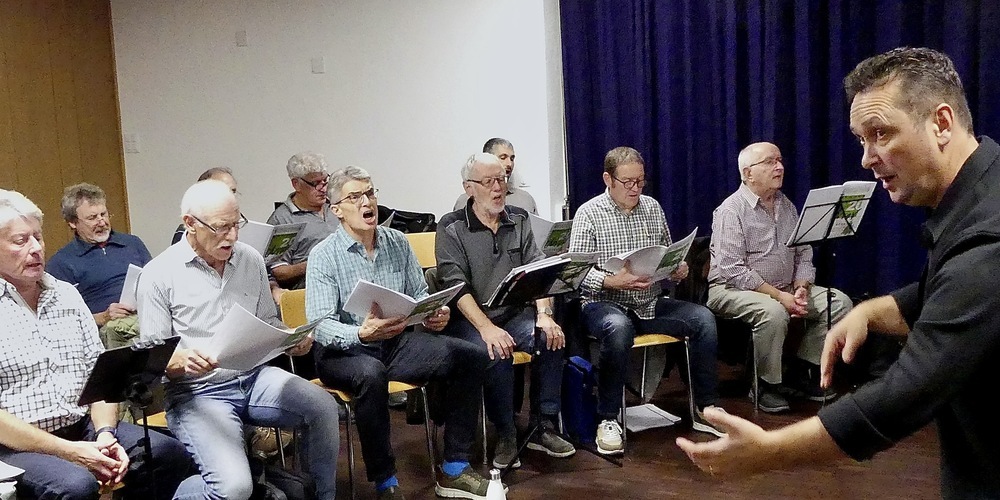 In den letzten Proben feilte Dirigent Mihai Alexa an den Details für den Auftritt im Gewächshaus  der Gärtnerei Messmer