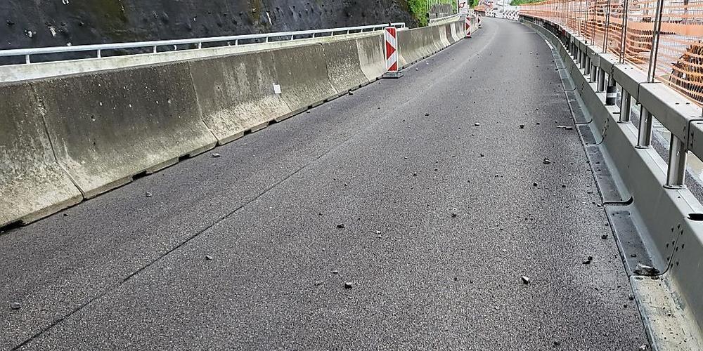 Zahlreiche kleine Steine gerieten auf die Fahrbahn der A2-Ausfahrt Hergiswil in Fahrtrichtung Norden.