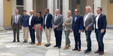 Vereint im Palazzo: Stadtrat Tiziano Galeazzi, Stadträtin Cristina Zanini Barzaghi, Stadtrat Thomas Beringer, Stadträtin Dorena Raggenbass, Stadtpräsident Michele Foletti, Stadtpräsi-dent Thomas Niederberger, Stadträtin Karin Valenzano Rossi, Stadtrat Markus Brüllmann, Stadtrat Ernst Zülle und Stadtschreiber Michael Stahl (v.l.). 
