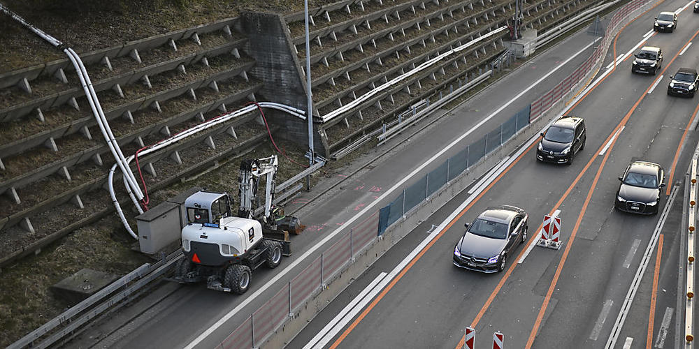 Blick auf die Stadtautobahn St. Gallen beim Rosenbergtunnel. Um Engpässe zu entschärfen, sieht das 18. Strassenbauprogramm des Kantons Ausbauten vor. (Archivbild)