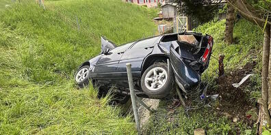 Das total beschädigte Auto, in dem am frühen Donnerstagmorgen in Krummenau SG vier Menschen verletzt wurden.