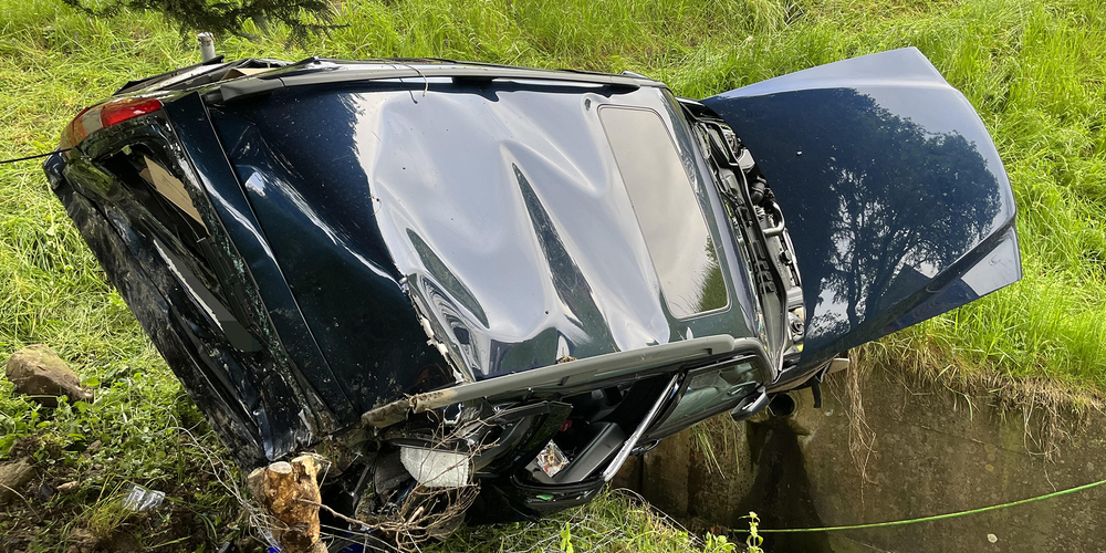 Der Wagen wurde beim Selbstunfall total beschädigt.