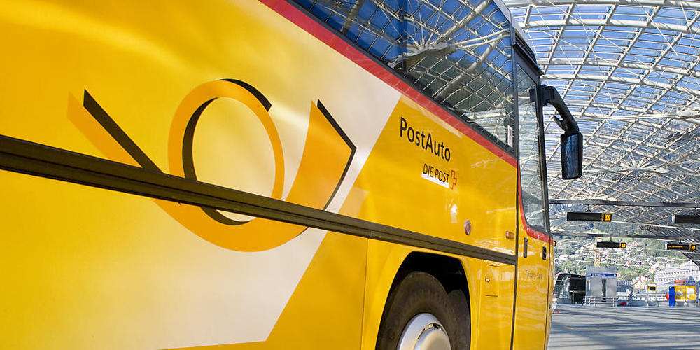 Ein Skateboardfahrer kollidierte in Chur mit einem Postauto. (Symbolbild)