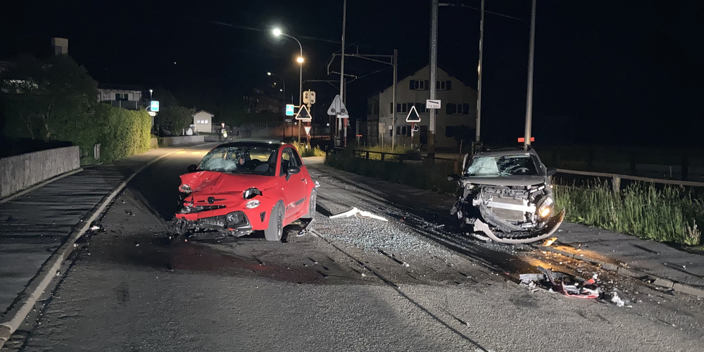 Die beiden Unfallautos nach der Frontalkollision.