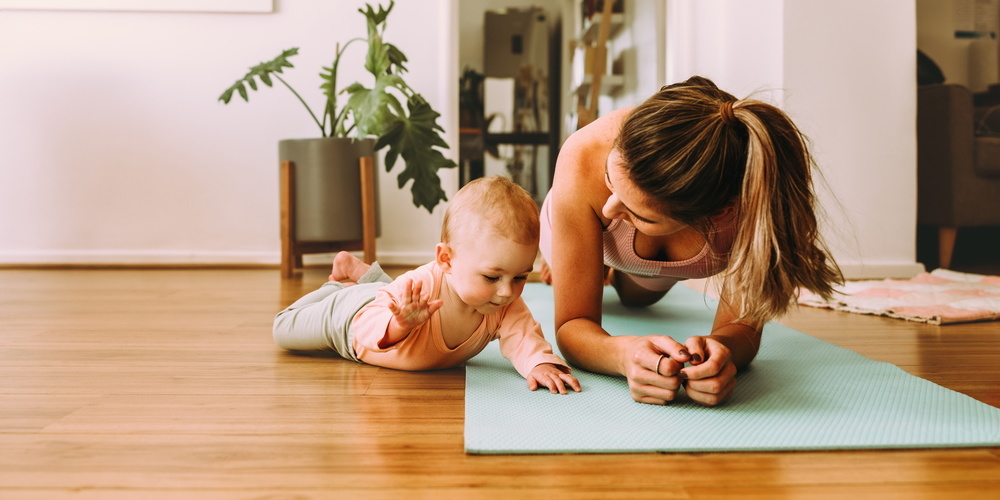 Während das Rückbildungsyoga im Spital Wil ohne Babys stattfindet, werden auch Übungen gezeigt, die sich gut in den Alltag zuhause integrieren lassen.