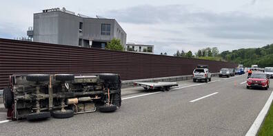 Das dreiachsige Fahrzeug, das sich auf dem Anhänger befand, kam seitlich zu liegen