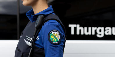 Die Kantonspolizei Thurgau machte eine 83-jährige Unfallfahrerin kurze Zeit nach deren Flucht von drei Unfallstellen ausfindig. (Symbolbild)