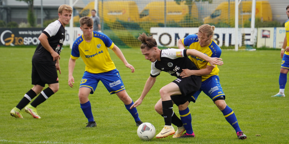 Nico Varano (Mitte) beobachtet das Zweikampfverhalten von Jaro Böhrer.