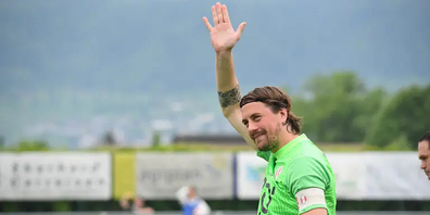 Torhüter Diego Yanz grüsst die Fans im Grünfeld.