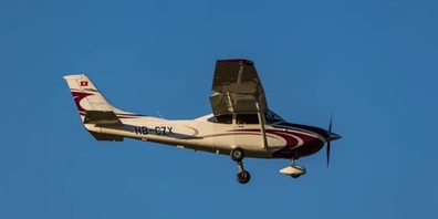 Das Kleinflugzeug (Symbolbild) stürzte in unwegsames Gelände ab.