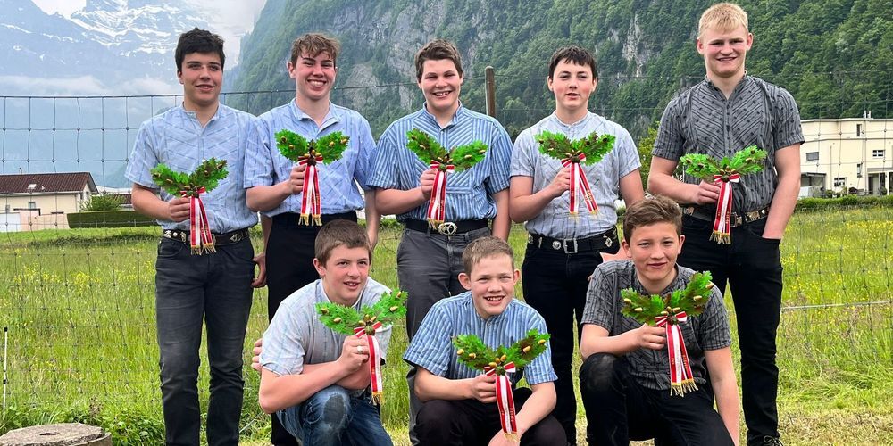 Die Preisträger vom Nachwuchsschwingen in Näfels; hintere Reihe von links: Sandro Eugster, Robin Walt, Johannes Eggenberger, Andreas Peter, Stefan Kobler. vorne von links: Daniel Gasenzer, Adrian Meier, Dario Steiger 