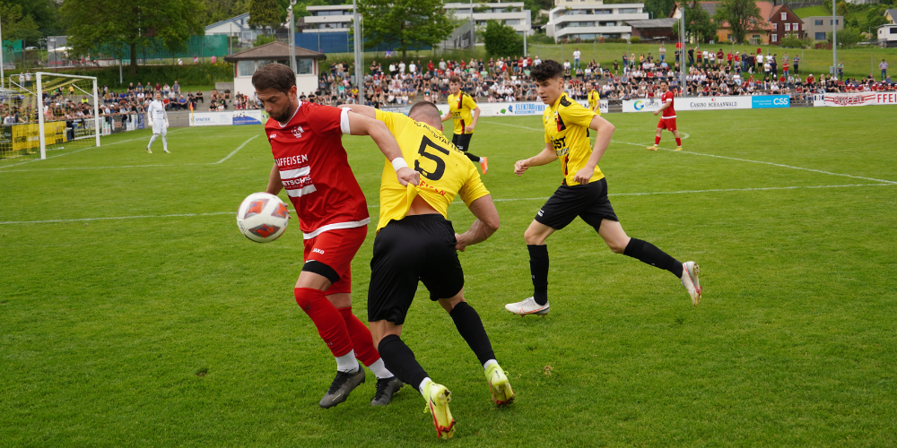 Co-Spielertrainer Valdet Istrefi (links) soll auch in der kommenden Saison für Tore sorgen.  
