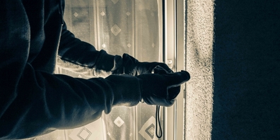 Die unbekannte Täterschaft verschaffte sich über ein Fenster im Erdgeschoss gewaltsam Zugang zum Haus. (Symbolbild)