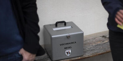 Eine mobile Wahlurne in der Gemeinde Medel/Lucmagn im Jahr 2019. Im Unterschied zu damals, nimmt dieses Jahr die Evangelische Volkspartei Graubünden an den nationalen Wahlen teil. (Archivbild)